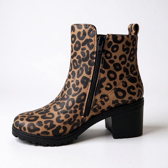 Qupid Leopard Print Ankle Boots • Size 6 • chunky Block Lug Heel • EUC - Picture 2 of 16